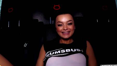 Рокер во время тура в фургоне трахает развратную фанатку