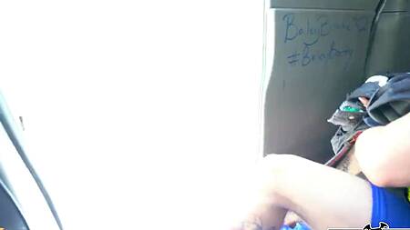 Девка пикапит мужиков и трахается с ними в машине