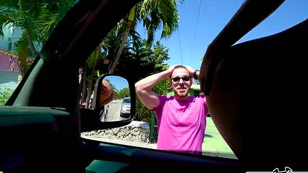 Девка пикапит мужиков и трахается с ними в машине