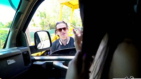 Девка пикапит мужиков и трахается с ними в машине