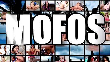 худышка устроила ремонт и расплачивается с мужиком сексом