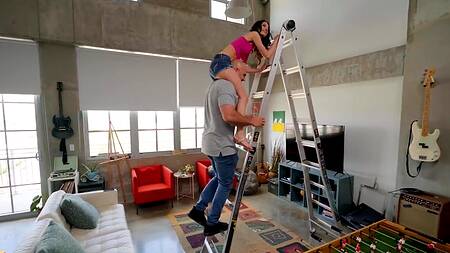 худышка устроила ремонт и расплачивается с мужиком сексом