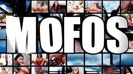 Подвез привлекательную телку, которая сделала страстный минет