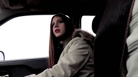 Подвез привлекательную телку, которая сделала страстный минет