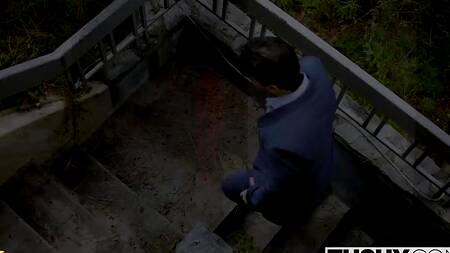 Успокоил темноволосую незнакомку анальным сексом