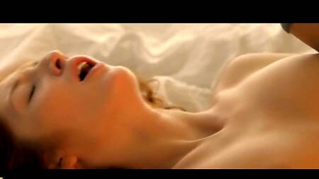 Рыжая худышка садится парню на лицо перед сексом