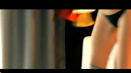 Рыжая худышка садится парню на лицо перед сексом