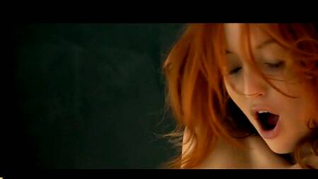 Рыжая худышка садится парню на лицо перед сексом