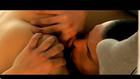 Рыжая худышка садится парню на лицо перед сексом