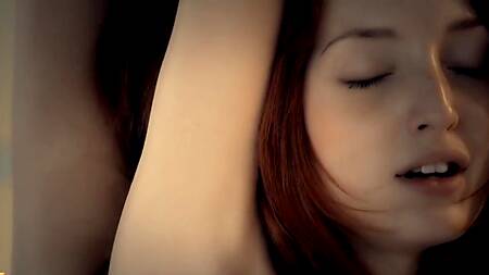 Связывает руки рыжей красотки и трахает её напротив зеркала