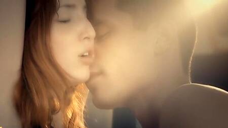 Связывает руки рыжей красотки и трахает её напротив зеркала