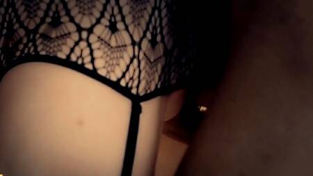 Связывает руки рыжей красотки и трахает её напротив зеркала