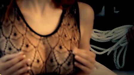 Связывает руки рыжей красотки и трахает её напротив зеркала