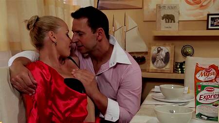 Муж куколд застает жену за еблей с другом