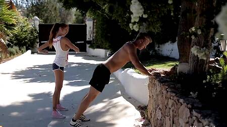 Рыжая худышка после пробежки отдается парню на газоне