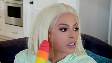 Блогерша хотела снять обзор на секс игрушку, но сняла на хуй соседа