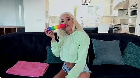 Блогерша хотела снять обзор на секс игрушку, но сняла на хуй соседа