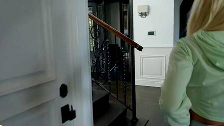 Блогерша хотела снять обзор на секс игрушку, но сняла на хуй соседа