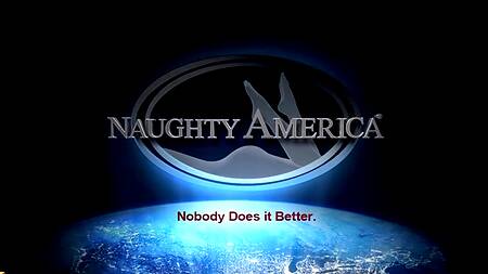 Возбужденная жена спускается к другу мужа, чтобы изменить