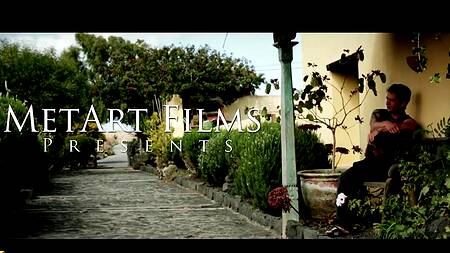 Блондинка показывает красивые сиськи и соблазняет на секс