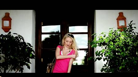 Блондинка показывает красивые сиськи и соблазняет на секс