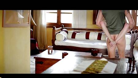 Блондинка показывает красивые сиськи и соблазняет на секс