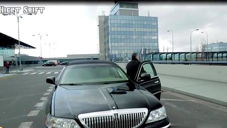 Богачка на лимузине встречает мужика и ебется с ним