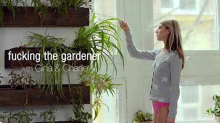 Садовник перед работой трахает худенькую блондинку