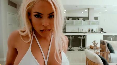 Зрелая красотка в сексуальном купальнике дает в попку