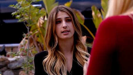 Соблазняет старого мужика подруги, доказывая что он кабель