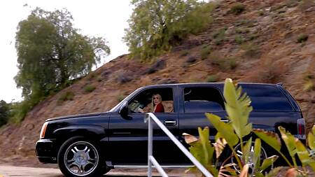 Стройная блондинка совращает старого ухажера матери