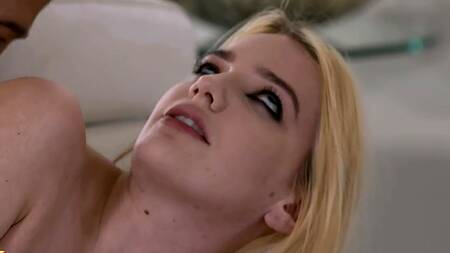 Стройная блондинка совращает старого ухажера матери