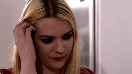 Стройная блондинка совращает старого ухажера матери