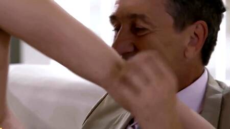 Стройная блондинка совращает старого ухажера матери