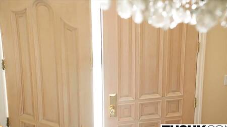 Рыженькая помощница в очках ублажает босса анальным сексом