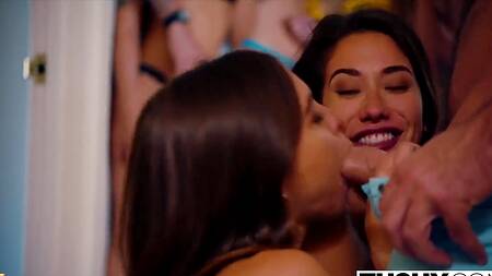 Две подружки на вечеринке находят мужика для анального секса