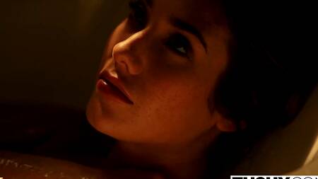 Две подружки на вечеринке находят мужика для анального секса