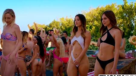 Две подружки на вечеринке находят мужика для анального секса