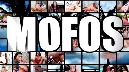 Благодарная телка в машине берется сосать член водителя