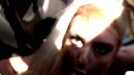 Благодарная телка в машине берется сосать член водителя