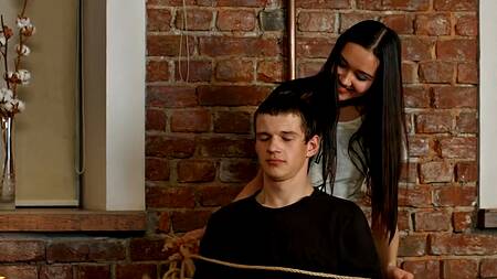 Русская телка связала бойфренда и жестко отомстила за измену на его глазах