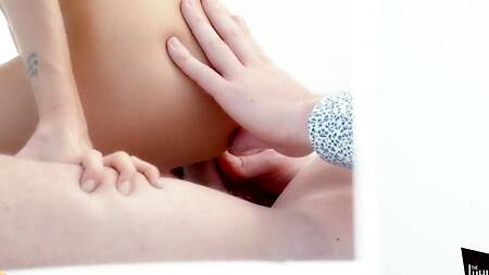 Стройная красотка в джинсах возбуждает парня раком