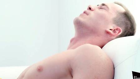 Стройная красотка в джинсах возбуждает парня раком