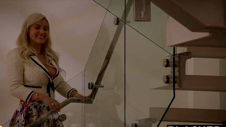 Страстная блондинка вынуждена изменять мужу с негром