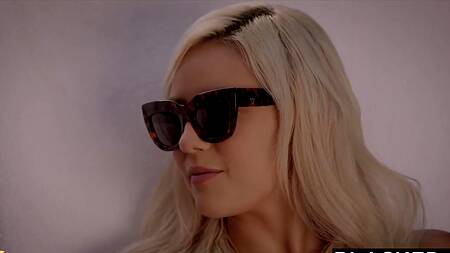 Страстная блондинка вынуждена изменять мужу с негром