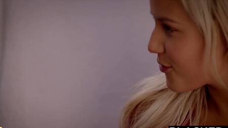 Страстная блондинка вынуждена изменять мужу с негром