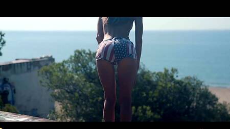 Русская худышка на курорте сосет член в лесу