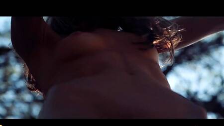 Русская худышка на курорте сосет член в лесу