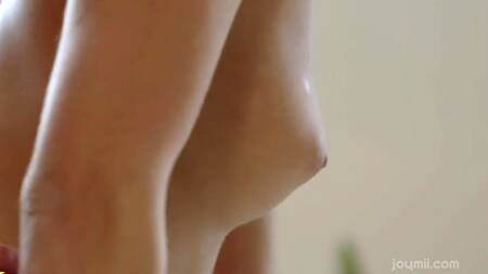 Отвлекает любимую от работы, желая заняться нежным сексом