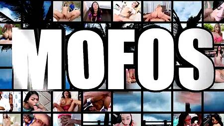 Пикапер за деньги трахает негритянку на заброшенном вокзале